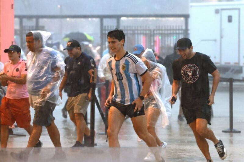 Lễ ra mắt Messi bị hoãn vì thời tiết xấu.