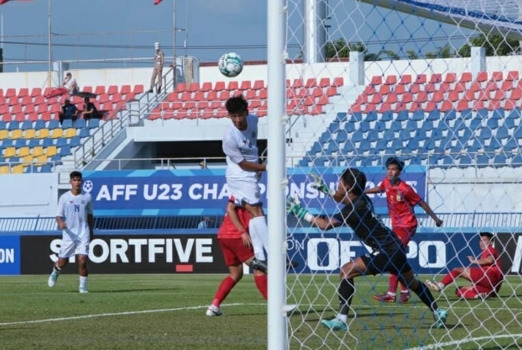 U23 Philippines bất ngờ vượt lên dù chơi lép vế