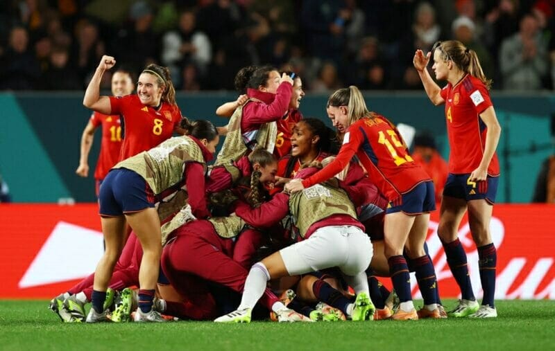 Nữ Tây Ban Nha lần đầu vào chung kết 