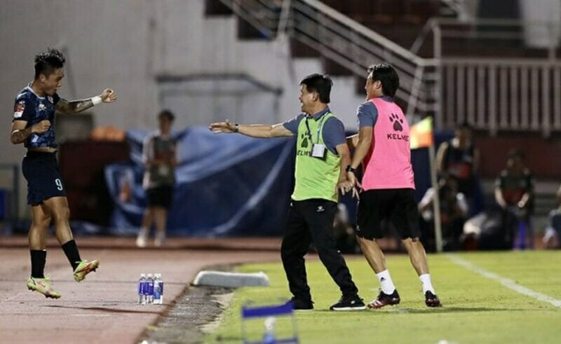 HLV Vũ Tiến Thành ăn mừng cuồng nhiệt sau khi trận đấu kết thúc với kết quả hòa 0-0 (Ảnh: 24h)