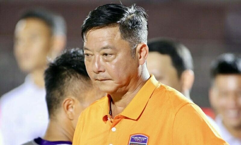HLV Lê Huỳnh Đức buồn bã dù đội bóng của ông trụ hạng thành công (Ảnh: Tuổi trẻ)