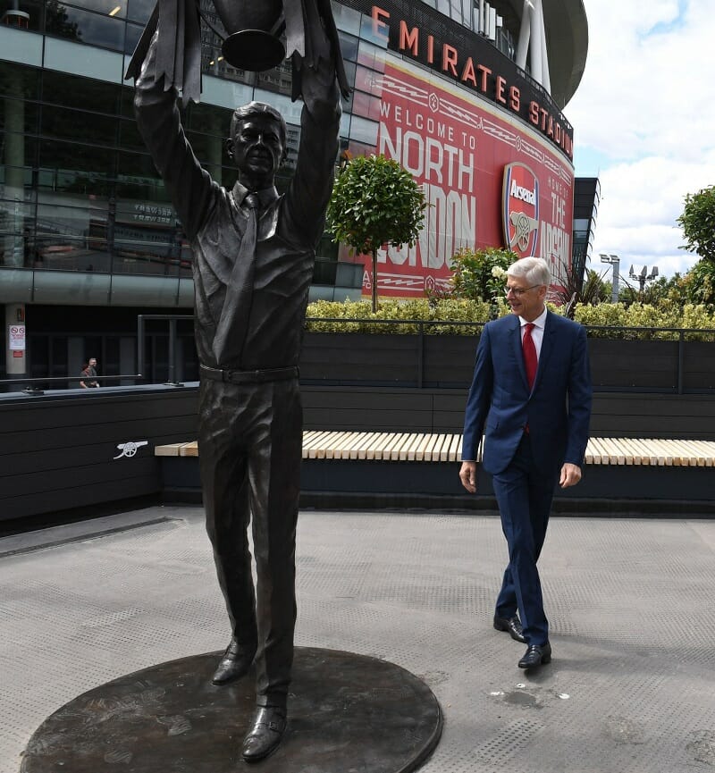 Wenger bên cạnh bức tượng mới