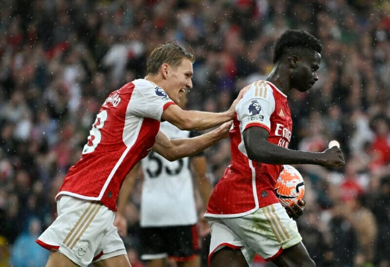 Saka ghi bàn gỡ hòa cho Arsenal