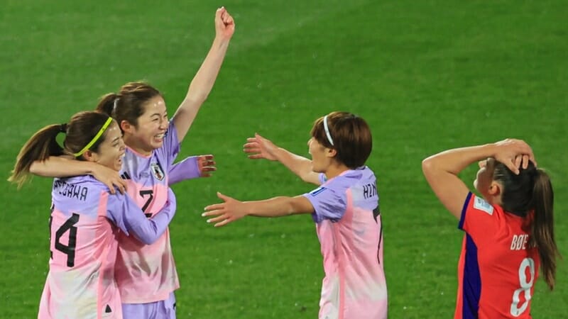 Nữ Nhật Bản xuất sắc vượt qua vòng 16 đội.
