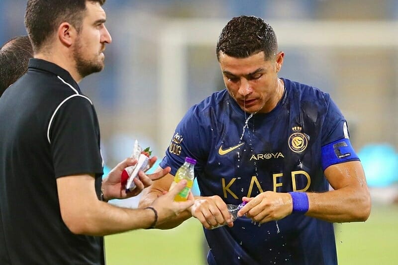 Cristiano Ronaldo thi đấu nỗ lực ở hiệp một.