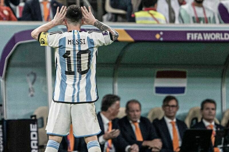 Messi có hành động chế giễu BHL Hà Lan