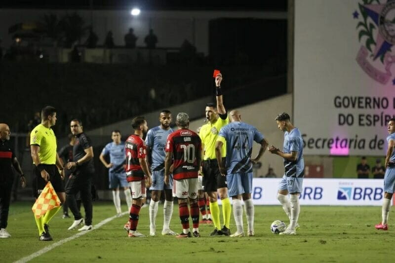 Chiếc thẻ đỏ của ngôi sao Gabriel Barbosa báo hại Flamengo.