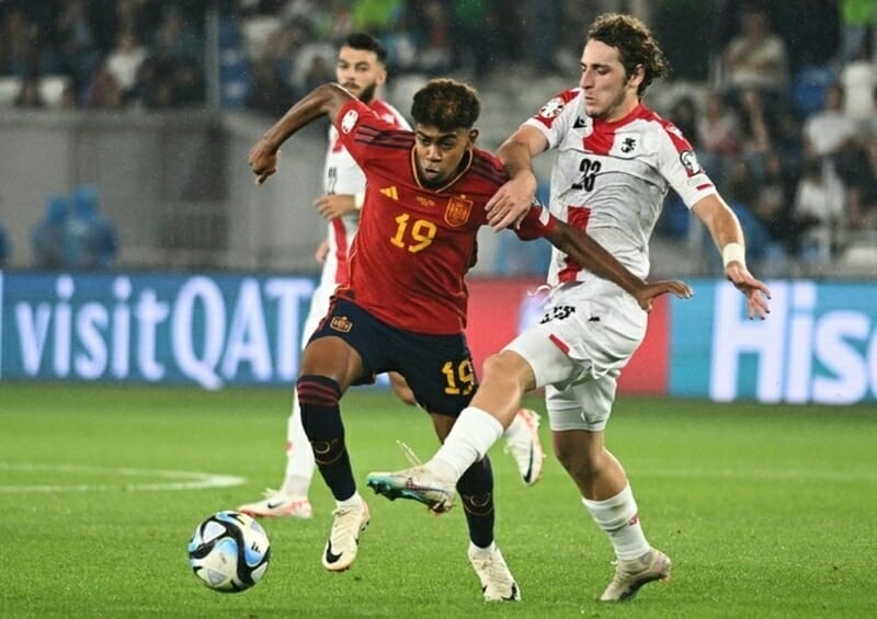 Yamal ghi bàn trong trận ra mắt Tây Ban Nha.