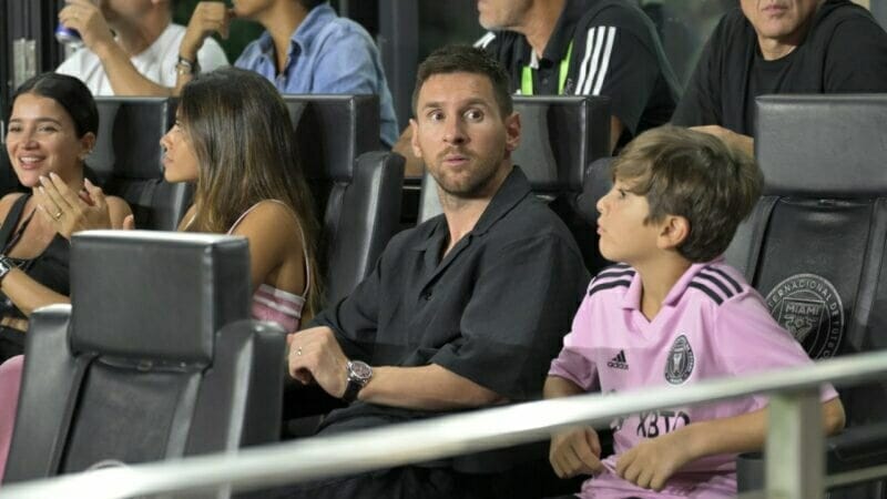 Messi ngồi trên khán đài và cổ vũ cho đội nhà trong trận chung kết US Open Cup