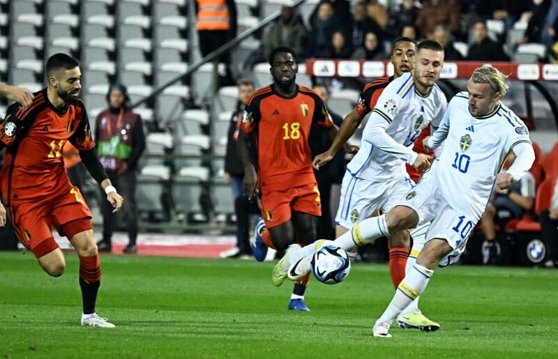ĐT Bỉ và Thụy Điển kết thúc hiệp một với tỷ số 1-1.