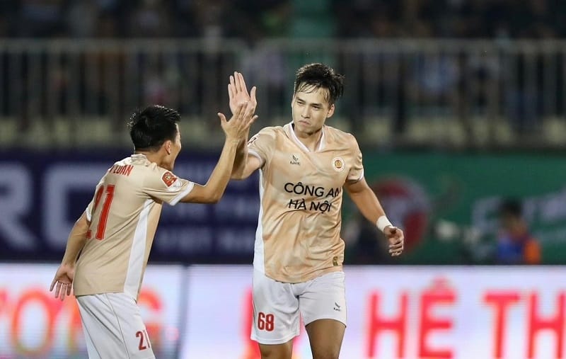 Bùi Hoàng Việt Anh có bàn thắng đầu tiên trong màu áo CAHN (Ảnh: Minh Trần).