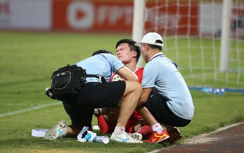 Nguyễn Hoàng Đức gặp chấn thương ở trận hòa Thanh Hóa (Ảnh: Viettel FC).