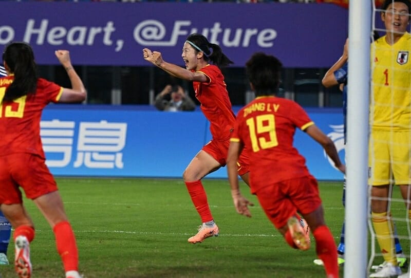 ĐT nữ Trung Quốc thi đấu nỗ lực nhưng không thể tạo ra bất ngờ (Ảnh: Getty).