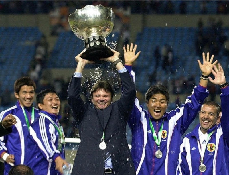 HLV Philippe Troussier cùng ĐT Nhật Bản vô địch Asian Cup 2000 (Ảnh: VFF).