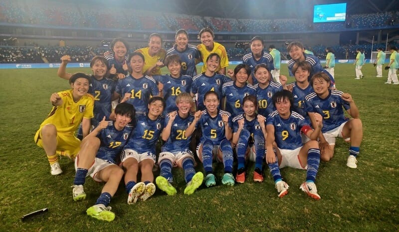 Các cầu thủ Nhật Bản ăn mừng