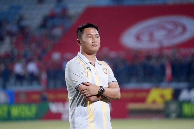 Trợ lý Mai Xuân Hợp là người trả lời họp báo thay HLV Velizar Popov (Ảnh: Dong A Thanh Hoa Football Club).