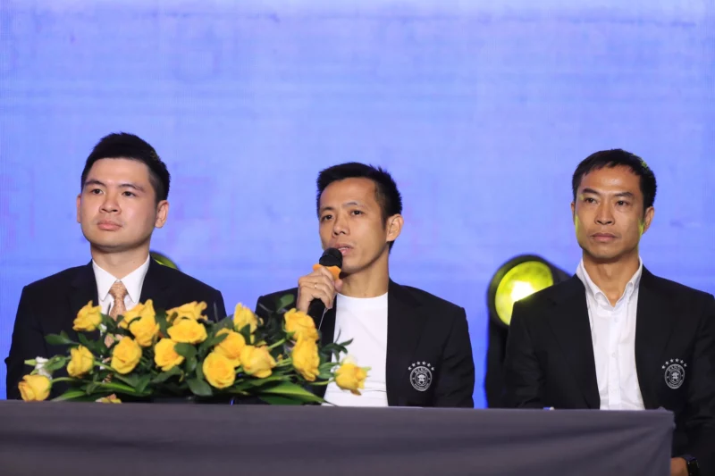 Chủ tịch của CLB Hà Nội (bên trái) khẳng định về nhì ở V-League cũng là thất bại (Ảnh: CLB Hà Nội)