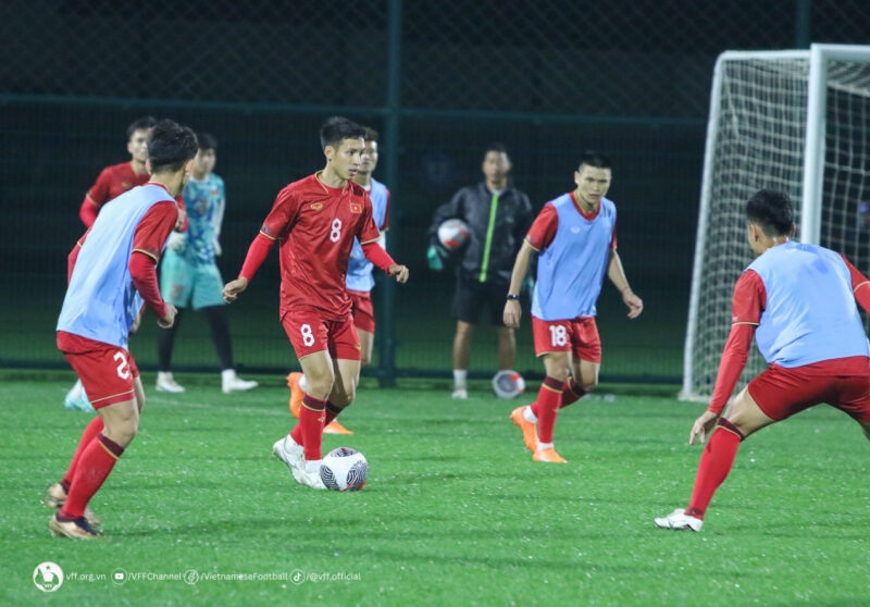 Đội tuyển Việt Nam tập luyện trước trận giao hữu với đội tuyển Uzbekistan. (Ảnh: VFF)