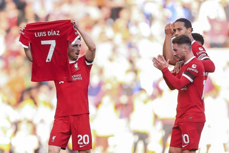 Các cầu thủ Liverpool thể hiện sự ủng hộ đối với Luis Diaz.