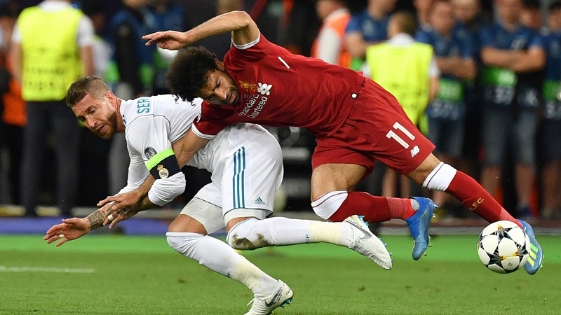 Tình huống nổi tiếng giữa Ramos và Salah