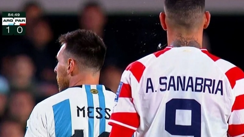 Sanabria có hành vi khiếm nhã với Messi