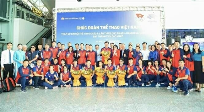 Trưởng đoàn Đặng Hà Việt cùng đoàn thể thao Việt Nam trong ngày lên đường tham dự ASIAD 19.