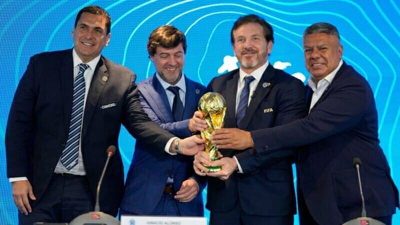 Đại diện của các quốc gia Nam Mỹ bên cúp vàng FIFA