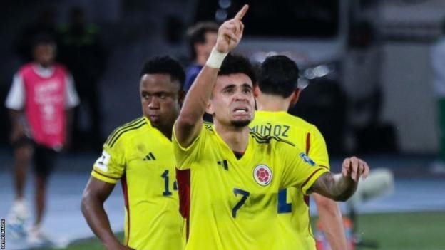 Diaz bắn hạ Brazil khiến bố mừng rơi nước mắt