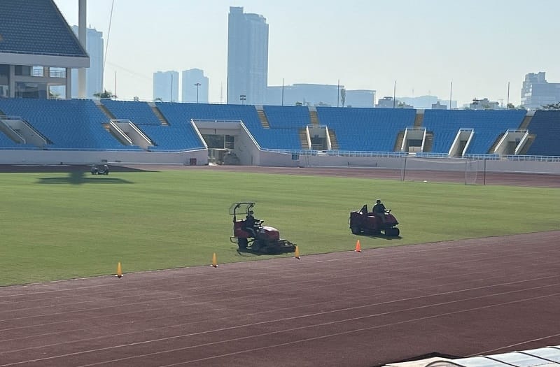 Mặt cỏ tại sân Mỹ Đình đang được chăm sóc kỹ lưỡng (Ảnh: Liên đoàn Bóng đá Việt Nam – VFF).