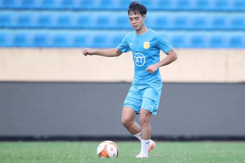 Văn Toàn vẫn chưa ghi bàn ở đội bóng mới (Ảnh: CLB Nam Định)