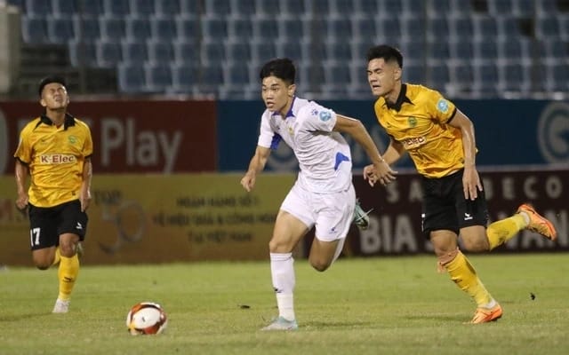 Nguyễn Đình Bắc đóng góp 1 bàn thắng trong chiến thắng tưng bừng của Quảng Nam.