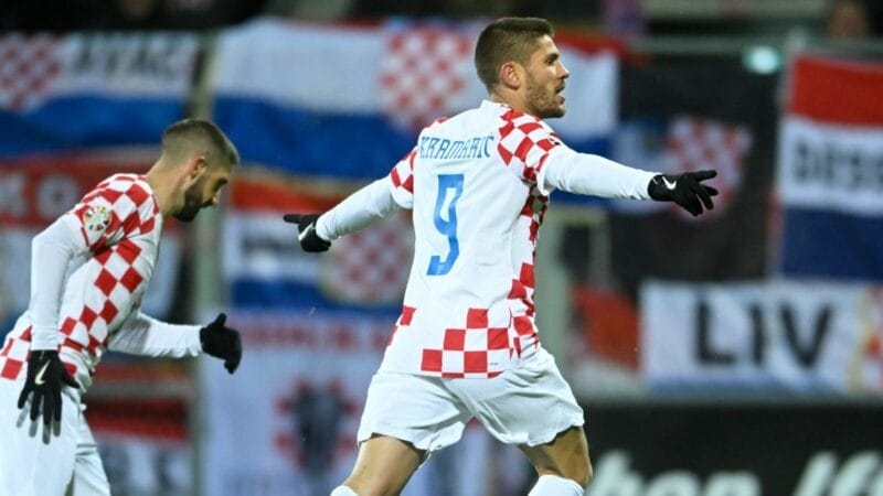 Croatia dẫn 2 bàn chỉ sau 16 phút.