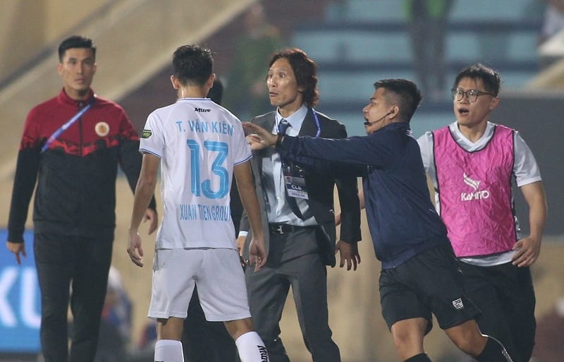 HLV Gong Oh Kyun: 'Cầu thủ Nam Định đánh vào ngực tôi'