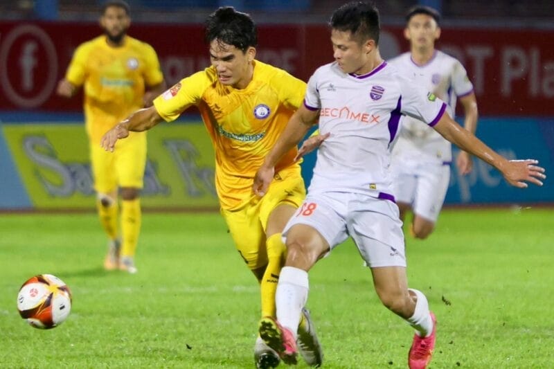 Khánh Hòa (áo vàng) thua 0-2 trước Bình Dương