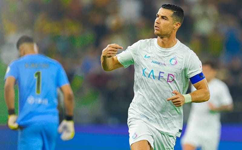 Cristiano Ronaldo lập cú đúp trên chấm phạt đền.