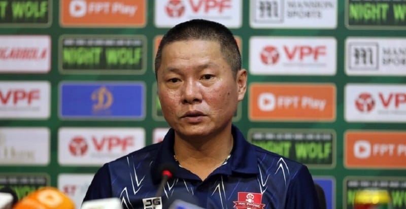 HLV Chu Đình Nghiêm cho rằng lối chơi của Hải Phòng đã bị ảnh hưởng bởi mặt sân Hòa Xuân (Ảnh: Nguyên Khôi).