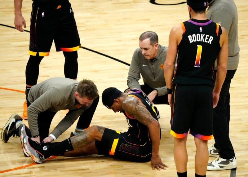Bradley Beal gặp chấn thương ở trận đấu với Knicks.