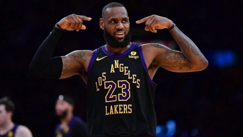 Hạ gục Suns, LeBron James tái hiện thành tích của Kobe Bryant