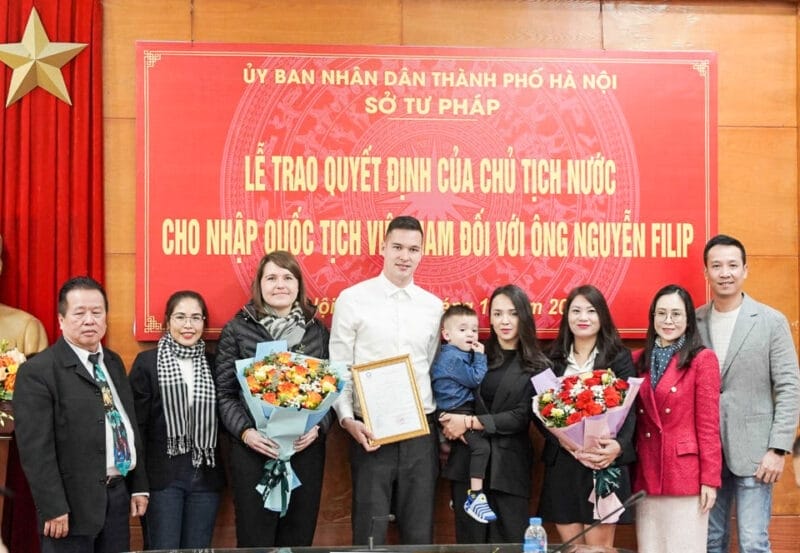 Nguyễn Filip trong lễ trao trao quyết định cho nhập tịch Việt Nam (Ảnh: CLB CAHN)
