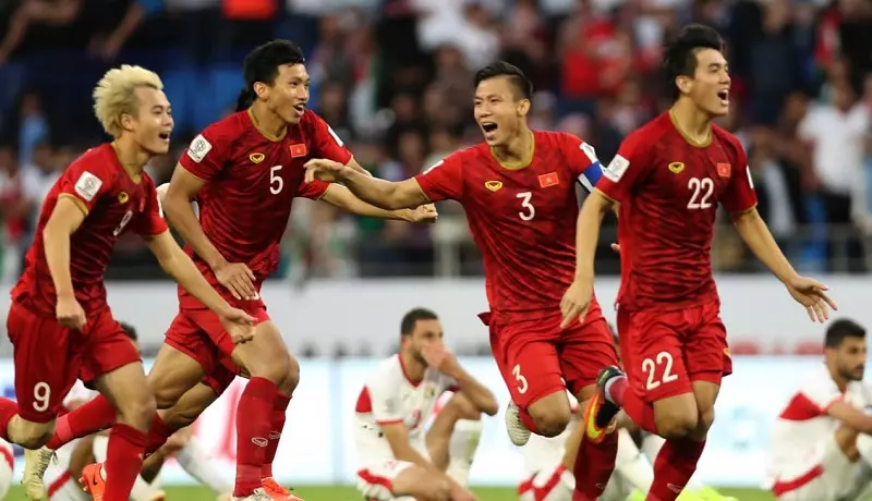 ĐT Việt Nam ăn mừng chiến thắng đầu tiên ở knock-out Asian Cup (Ảnh: Bongda.com)