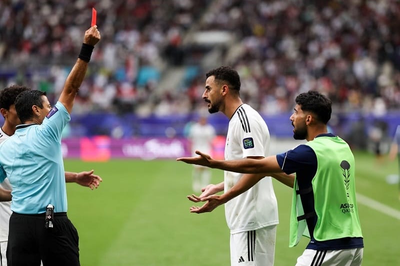 Lý do Vua phá lưới Asian Cup của Iraq vừa ghi bàn đã bị đuổi khỏi sân