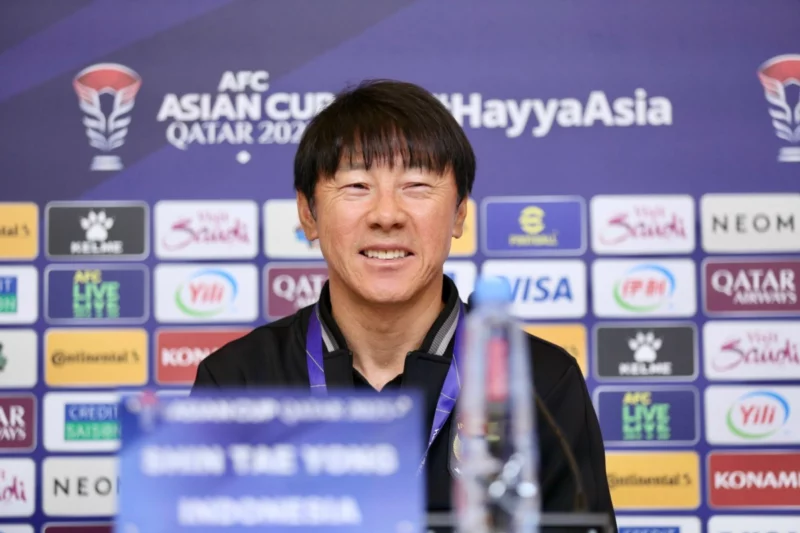 Indonesia lần đầu qua vòng bảng Asian Cup, HLV Shin phấn khích phát biểu