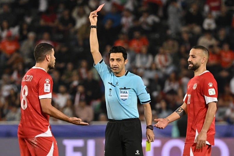 Tấm thẻ đỏ của Kassem El Zein thay đổi hoàn toàn cục diện trận đấu (Ảnh: Getty).
