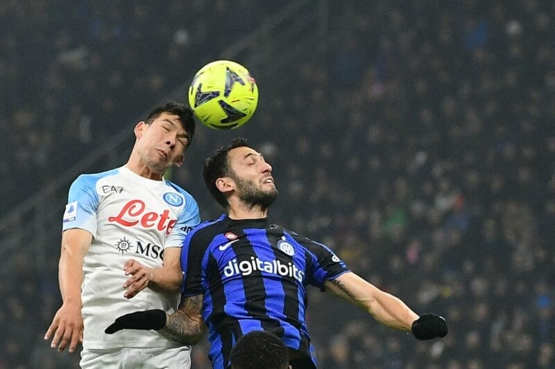 Phong độ và thành tích đối đầu ủng hộ Inter vô địch hơn Napoli.