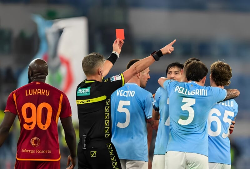 Có đến 3 tấm thẻ đỏ được rút ra trong trận derby thành Rome.