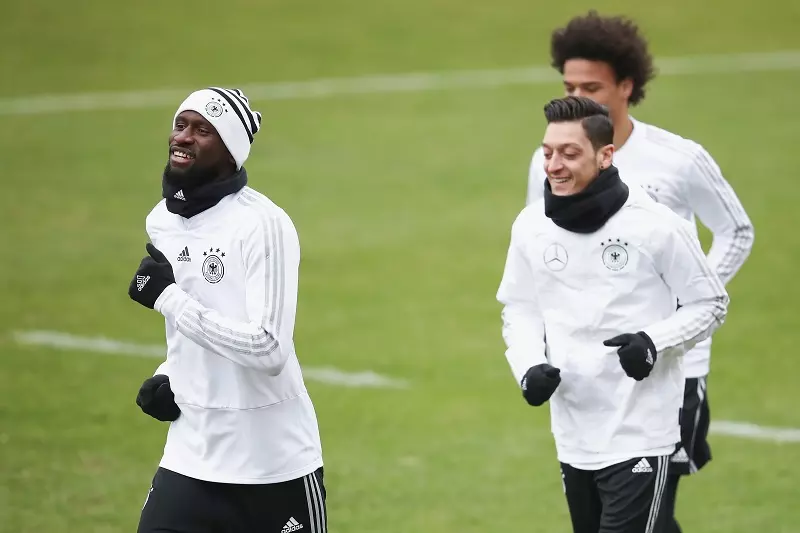 Để tuyển thủ Đức ra đi, Chelsea nhận chỉ trích từ Ozil