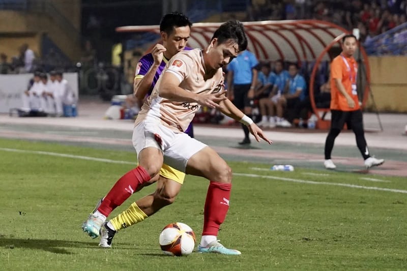 Vượt loạt sao lớn, Bùi Hoàng Việt Anh nhận tổng tiền lót tay cao nhất V-League