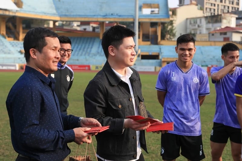 Chủ tịch CLB Hà Nội lì xì cho cầu thủ.