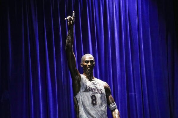 Lakers dựng tượng tri ân huyền thoại Kobe Bryant