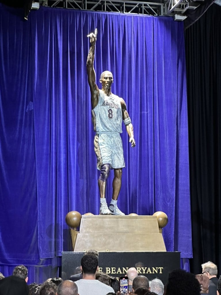 Toàn cảnh bức tượng tri ân huyền thoại Kobe Bryant.